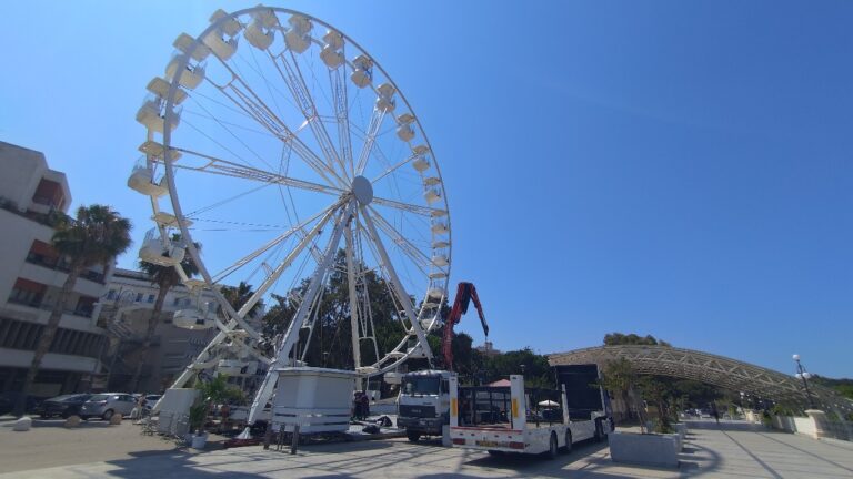 La ruota panoramica lascia la città (1)