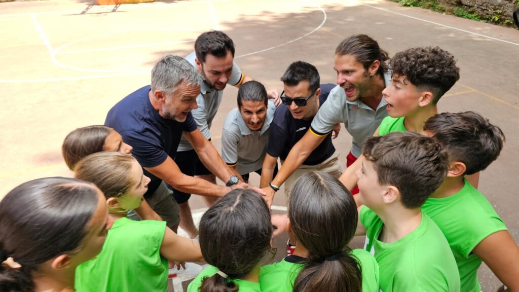 La squadra di Calciomercato L'Originale di Sky Sport con i bambini