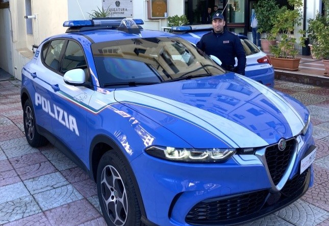 Polizia auto di giorno con agente