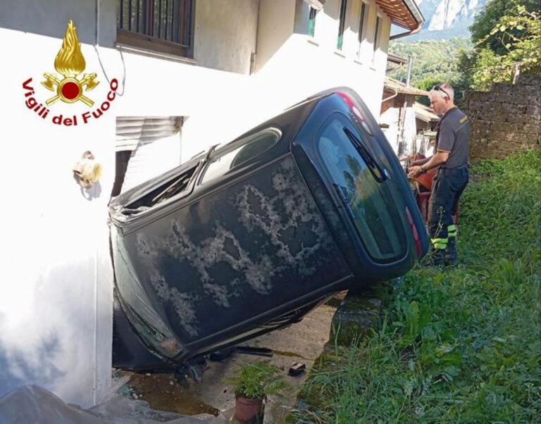 auto finisce dentro casa