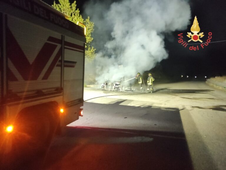 auto in fiamme crotone