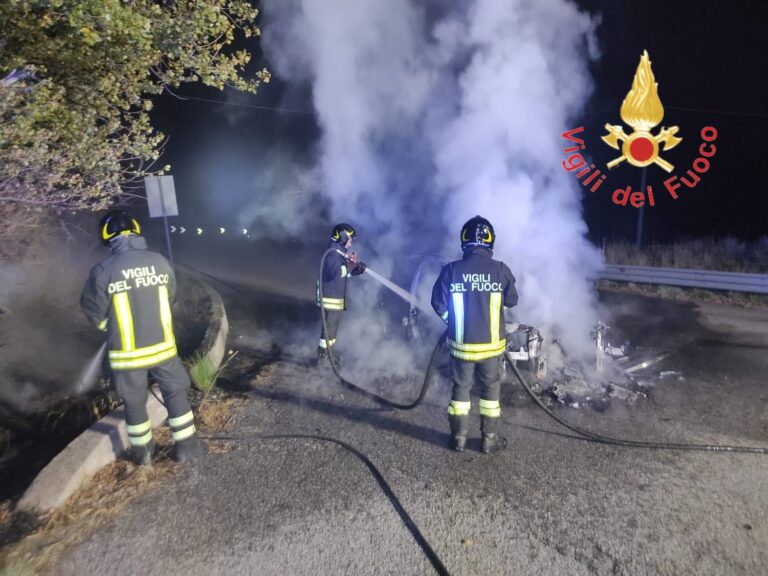 auto in fiamme crotone