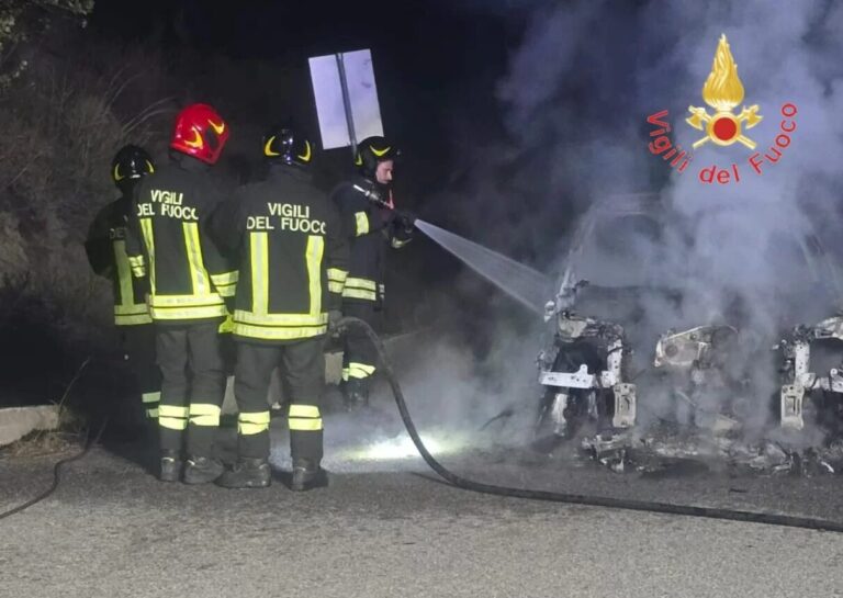 auto in fiamme crotone