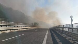 incendio santa trada autostrada chiusa (1)
