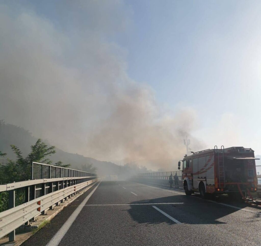 incendio santa trada autostrada chiusa (2)