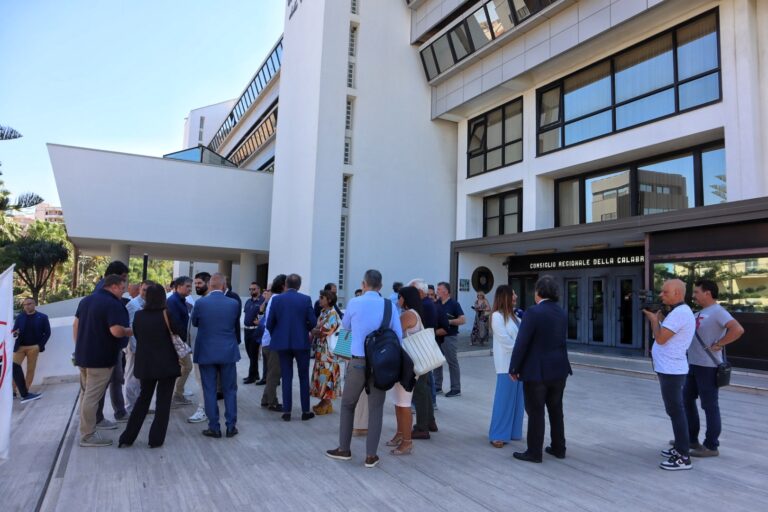 sit-in consiglio regionale calabria sul referendum sull'autonomia differenziata (3)