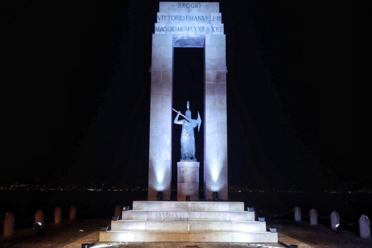 statua di Athena illuminata per l'evento di sky