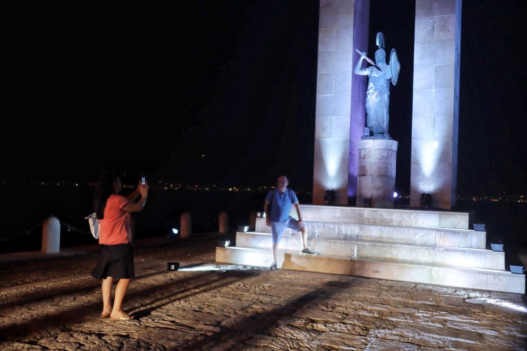 statua di Athena illuminata per l'evento di sky