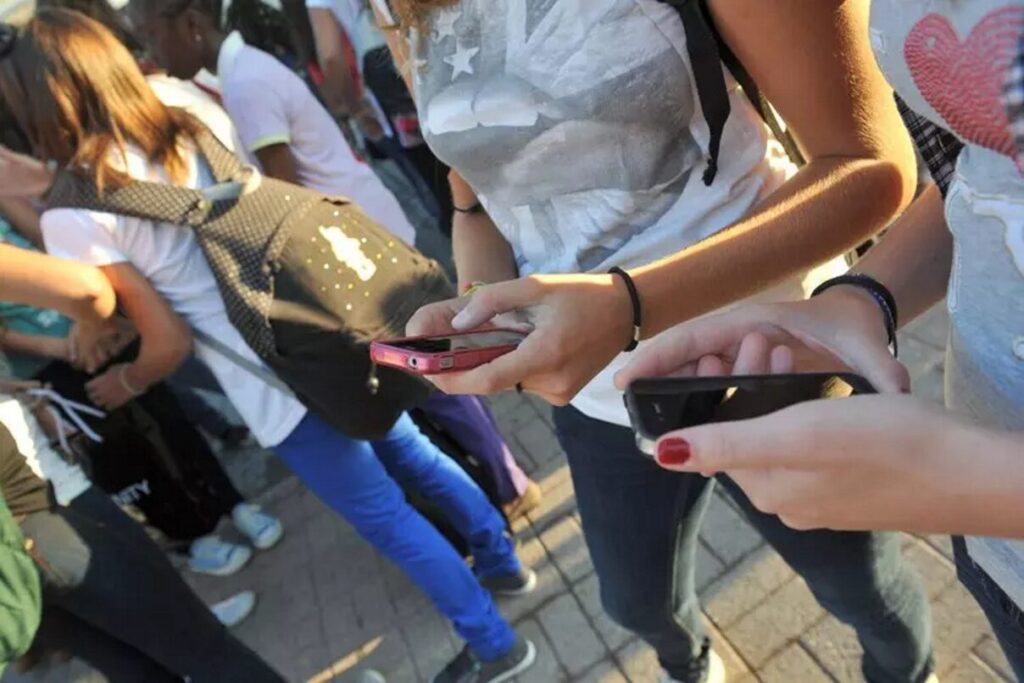 studenti con i cellulari