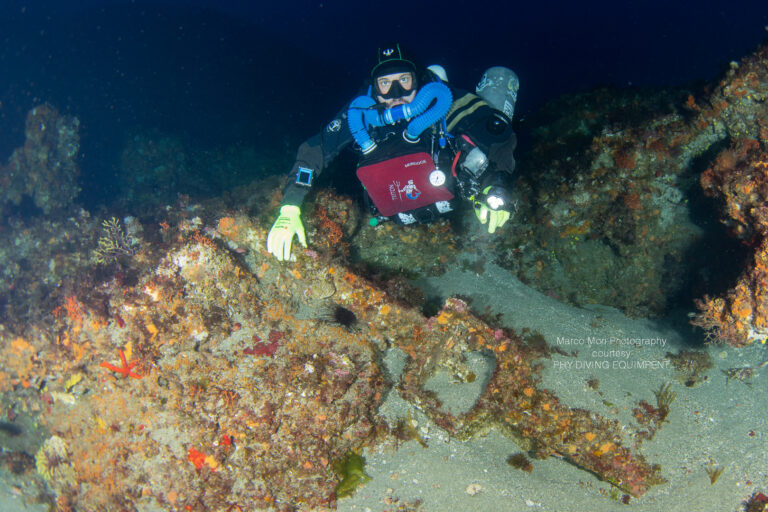 Andrea Murdock Alpinni (PHY DIVING) con l'imponente ceppo dell'ancora romana ritrovata. Credito fotografico Marco Mori