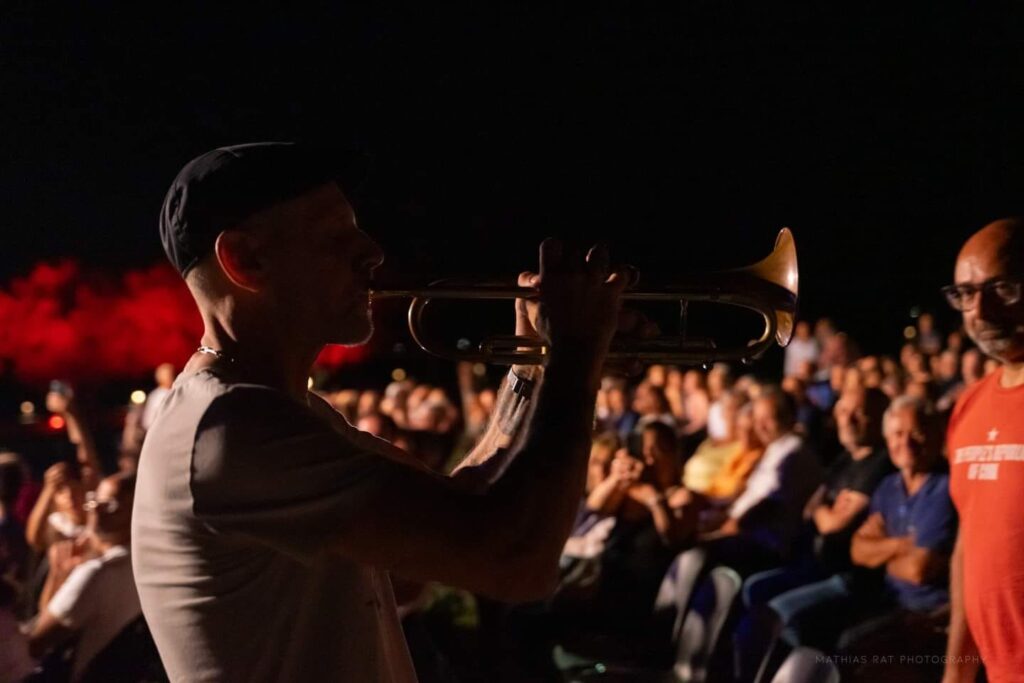 FABRIZIO BOSSO in mezzo al pubblico a Sibari 2