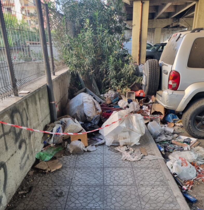 Parcheggio sotto viadotto cardinale portanova con rifiuti e auto abbandonate