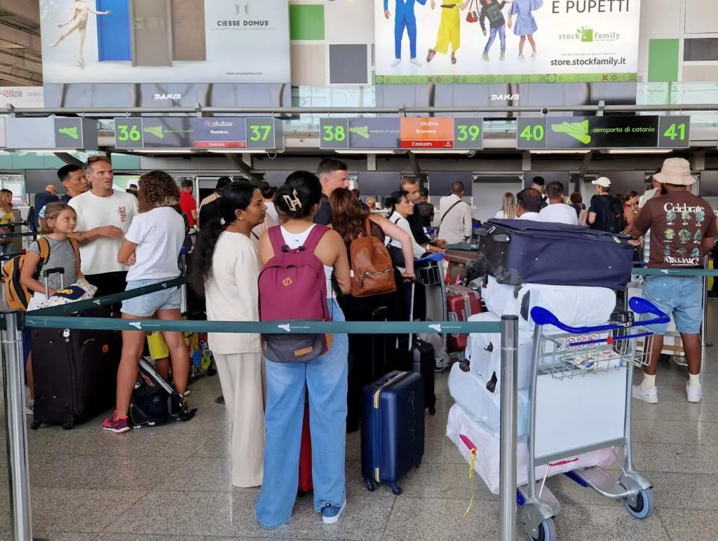 aeroporto catania ferragosto voli bloccati eruzione etna