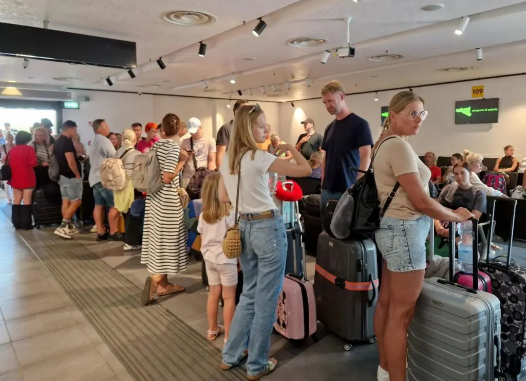 aeroporto catania ferragosto voli bloccati eruzione etna