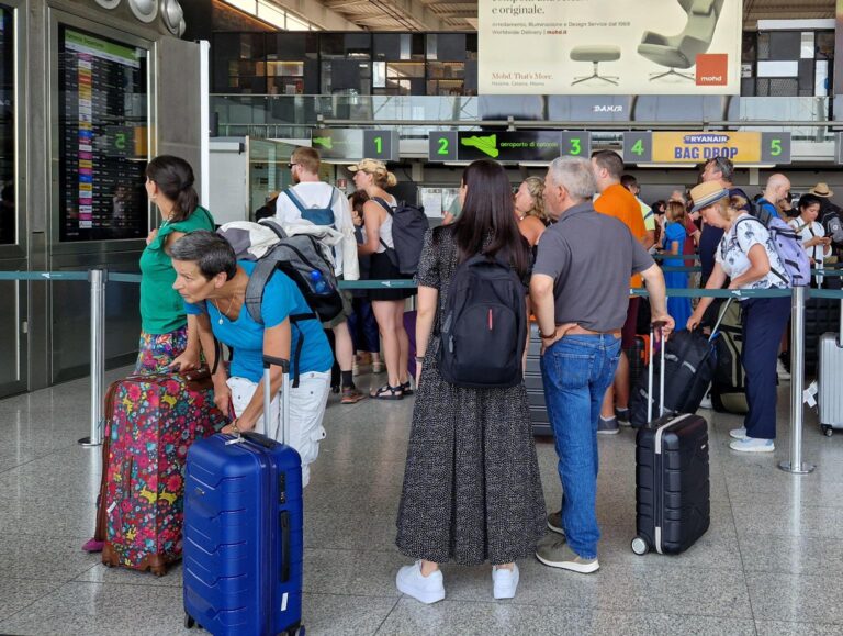 aeroporto catania ferragosto voli bloccati eruzione etna