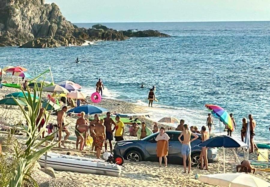 auto finisce in spiaggia a capo vaticano