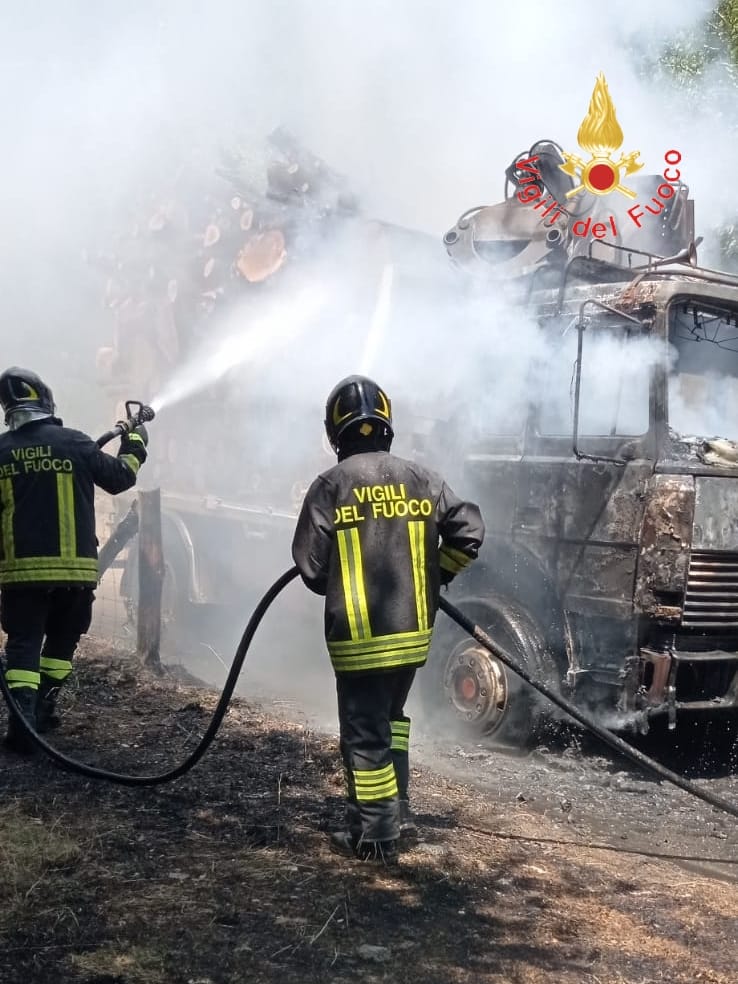 in fiamme automezzo carico di tronchi (3)