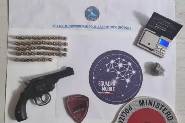 pistola polizia scientifica crotone