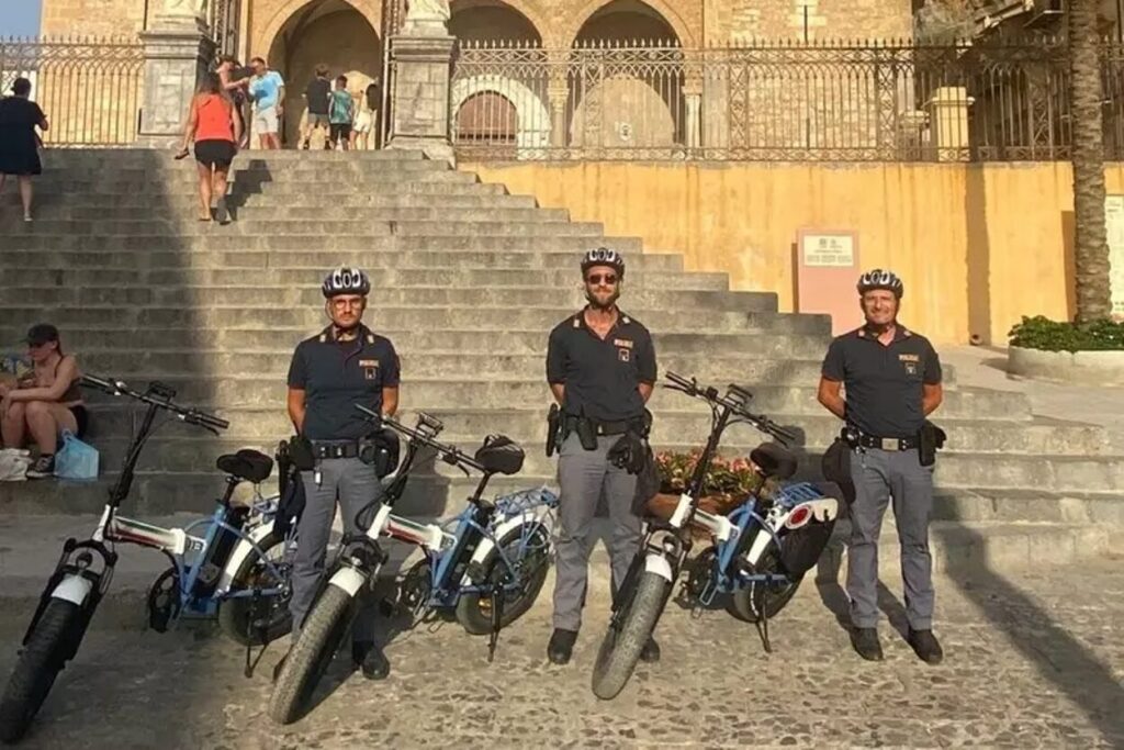 poliziotti quartiere in bici a cefalù