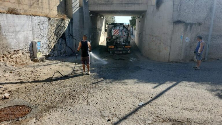 Pulita fogna spiaggia Lazzaro