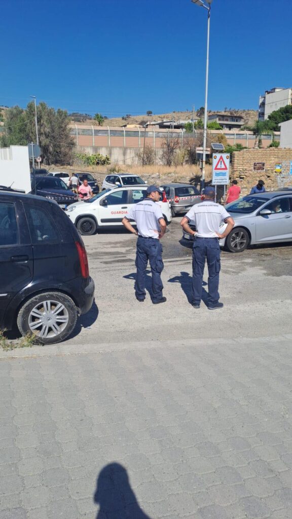 Pulita fogna spiaggia Lazzaro