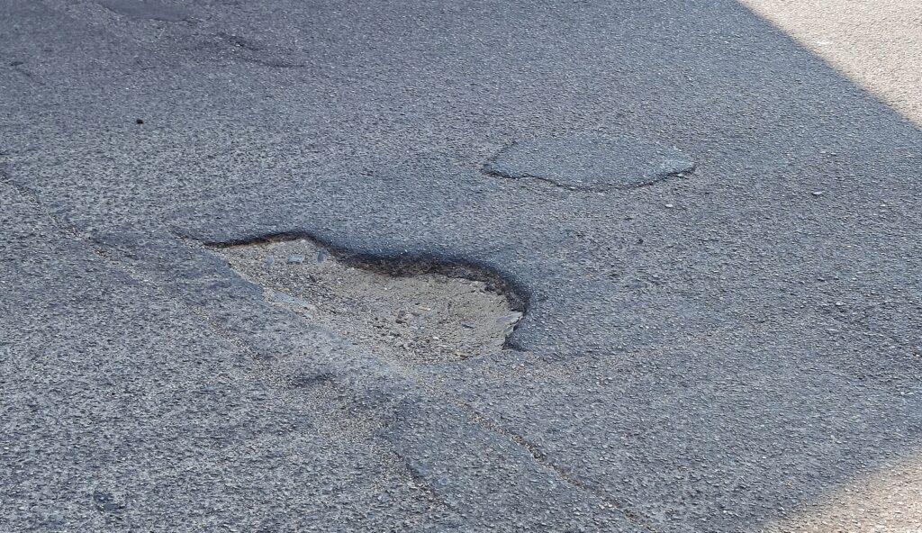 voragine pericolosa viale Messina vicino al piazzale botteghelle