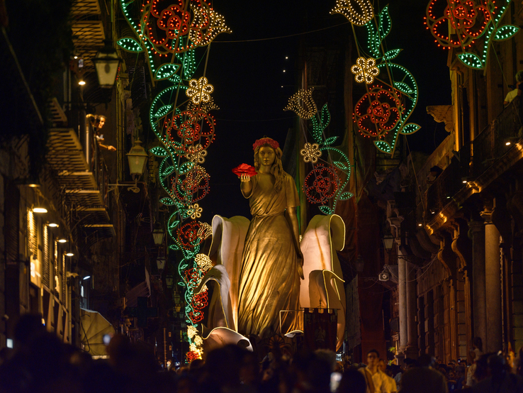 Il carro trionfale sul Cassaro, la “Santuzza” tra la folla Premio santa Rosalia (Esposta al Palermo Marina Yachting)