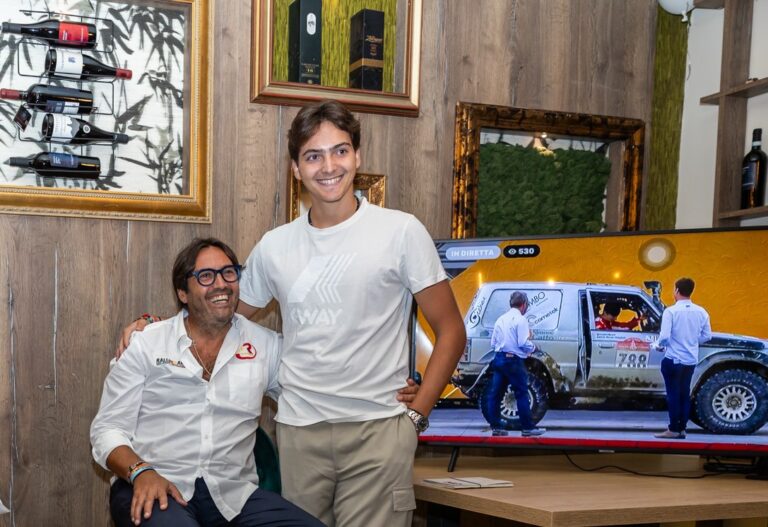 Antonio Ricciari con il figlio Riccardo che sarà al seguito della Dakar 2025 con il padre