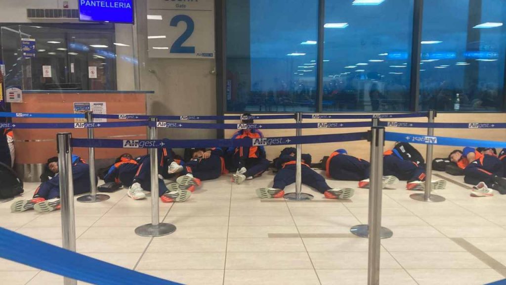 Calciatori Juventus Next Gen dormono in Aeroporto a Trapani nella notte