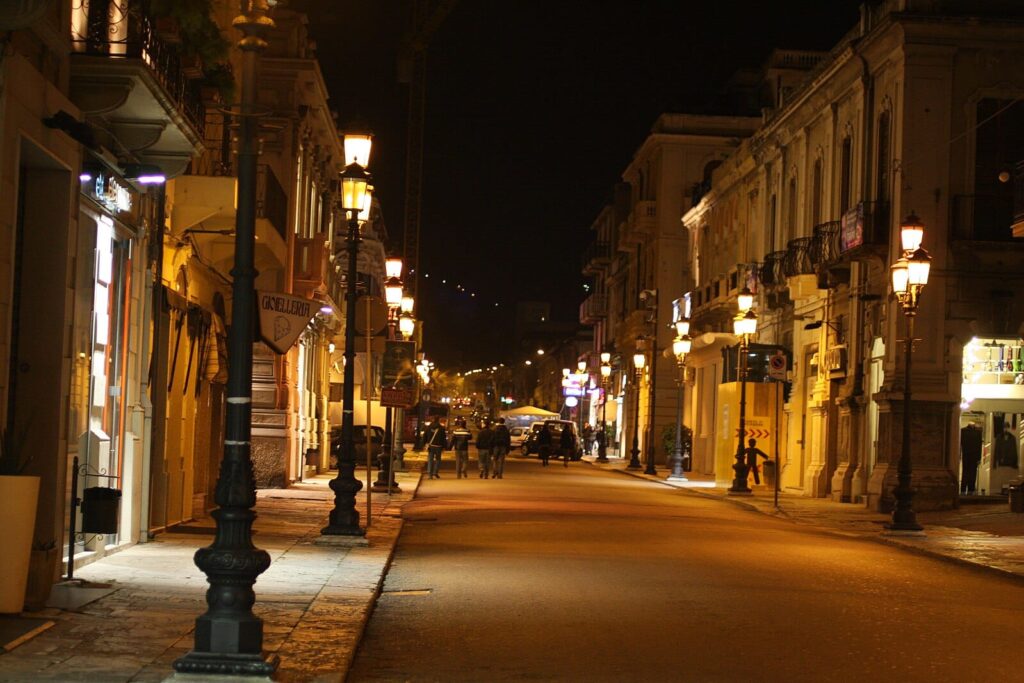 Corso Garibaldi Reggio Calabria di sera vuoto