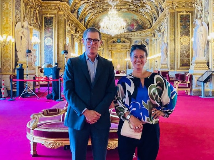 Giusy Versace posa assieme al Presidente della Commissione Cultura e Sport del Senato francese, Laurent Lafon