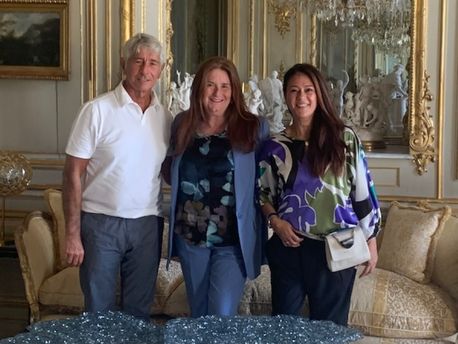 Giusy Versace posa assieme al ministro dello sport Andrea Abodi e all'Ambasciatrice d'Italia a Parigi Emanuela D'Alessandro