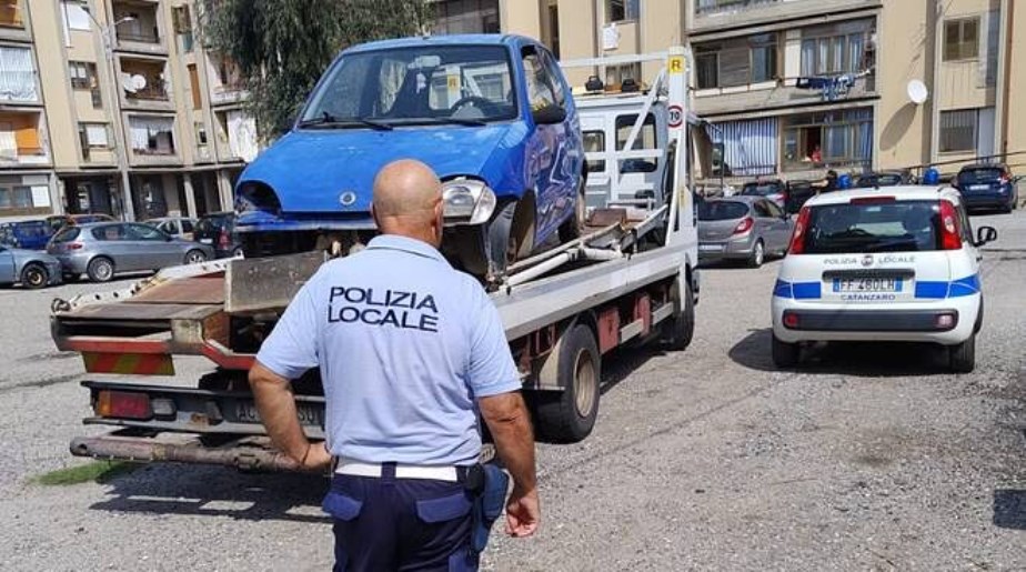 Polizia Locale Catanzaro rimosse auto abbandonate