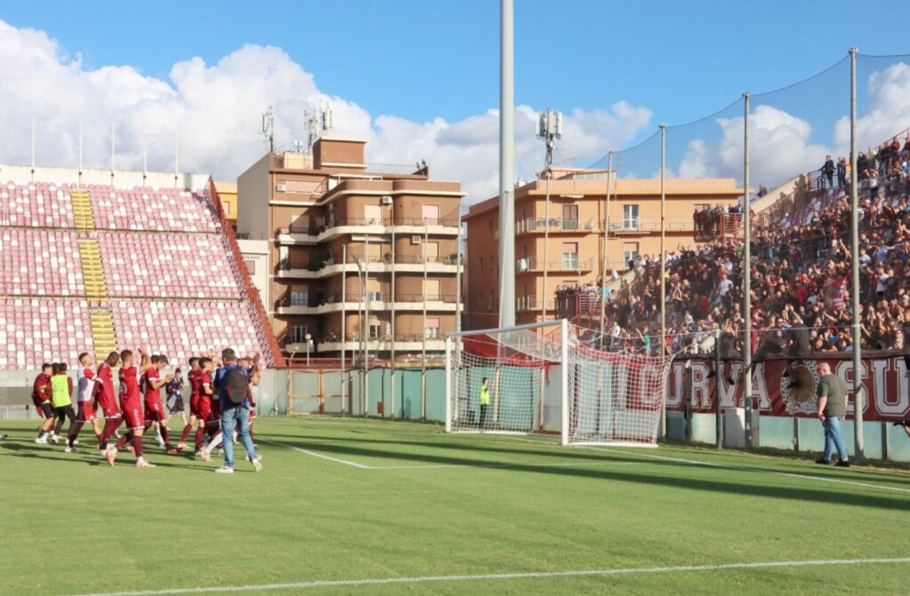 Reggina-Ragusa saluto finale squadra Curva Sud tifosi