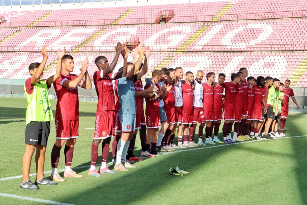 Reggina-Ragusa saluto finale squadra Curva Sud tifosi