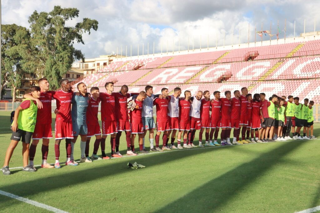 Reggina-Ragusa saluto finale squadra Curva Sud tifosi