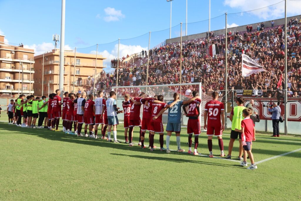 Reggina-Ragusa saluto finale squadra Curva Sud tifosi