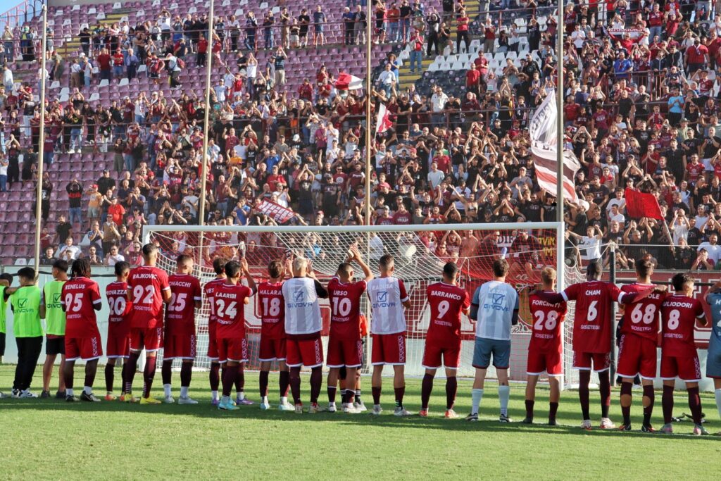 Reggina-Ragusa saluto finale squadra Curva Sud tifosi