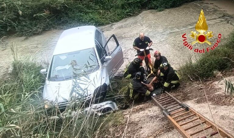 auto esce fuori strada