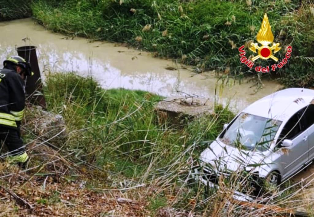 auto esce fuori strada