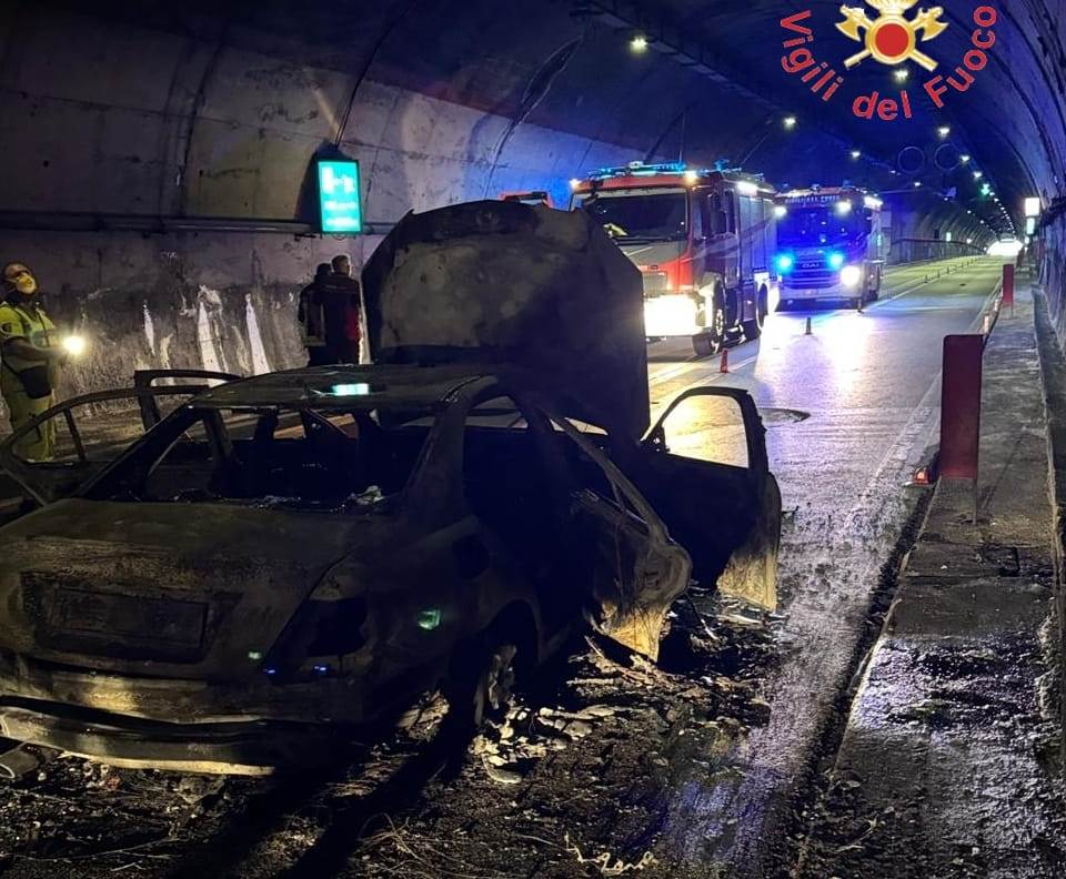 auto in fiamme galleria limina