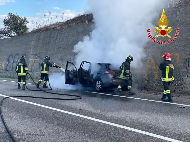 auto in fiamme ss106