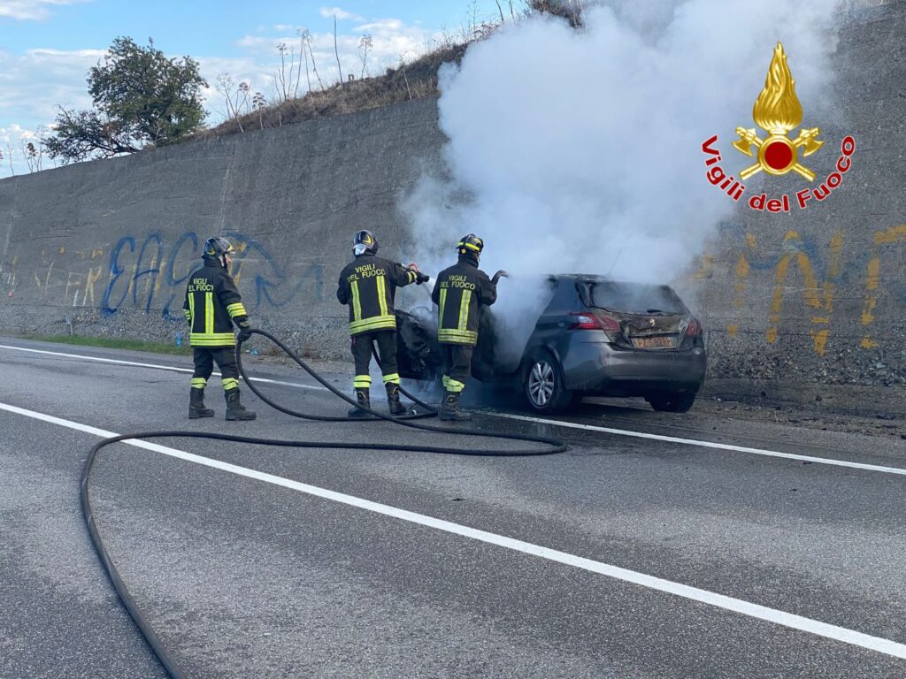 auto in fiamme ss106