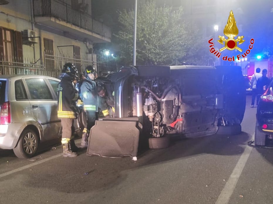 auto ribaltata incidente crotone