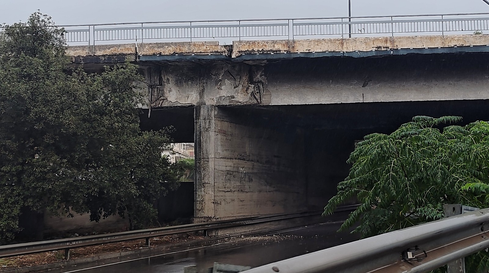 Reggio Calabria Cadono Calcinacci Dal Ponte Di Sant Anna