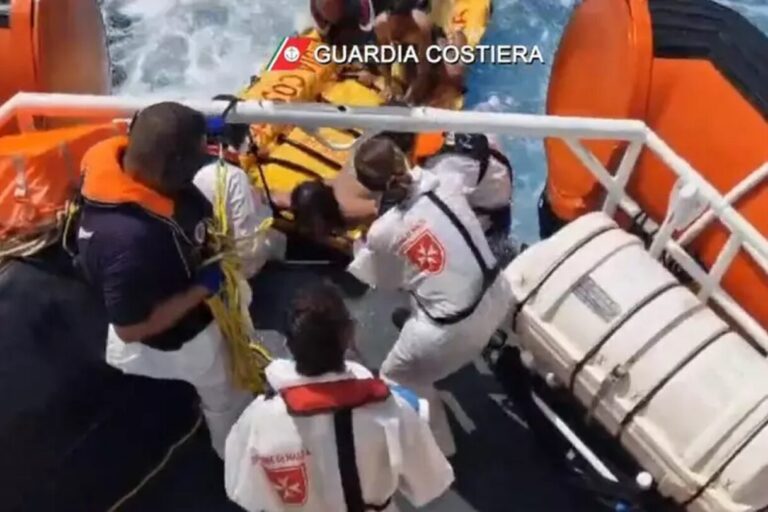 giovane migrante partorisce sulla nave