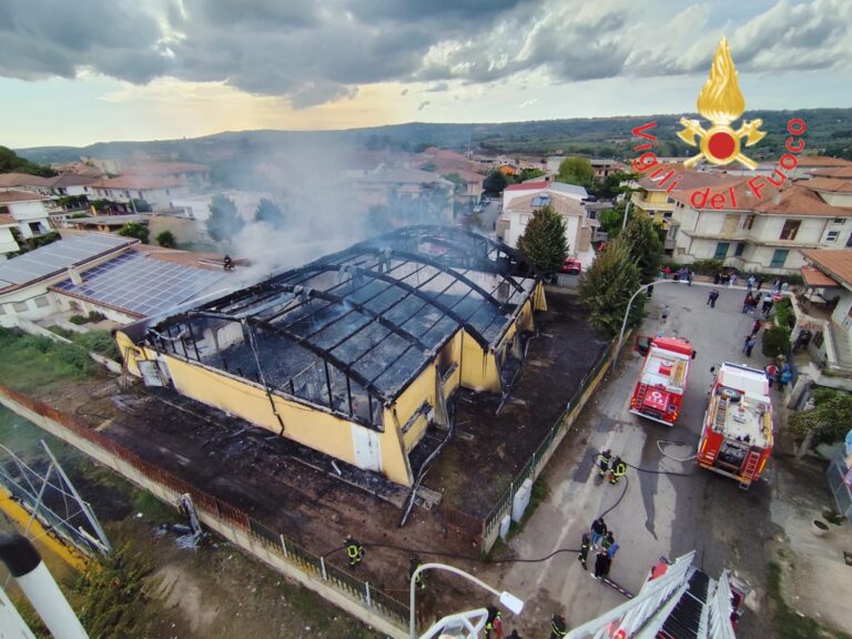 incendio palestra Francica