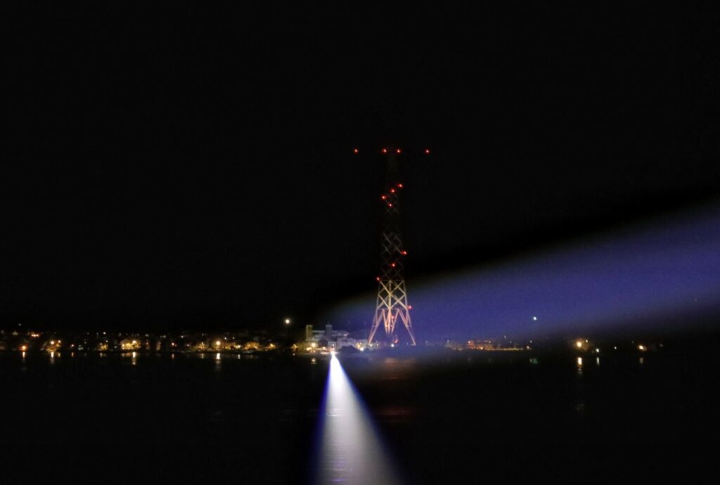 ponte sullo stretto fasci luce biennale