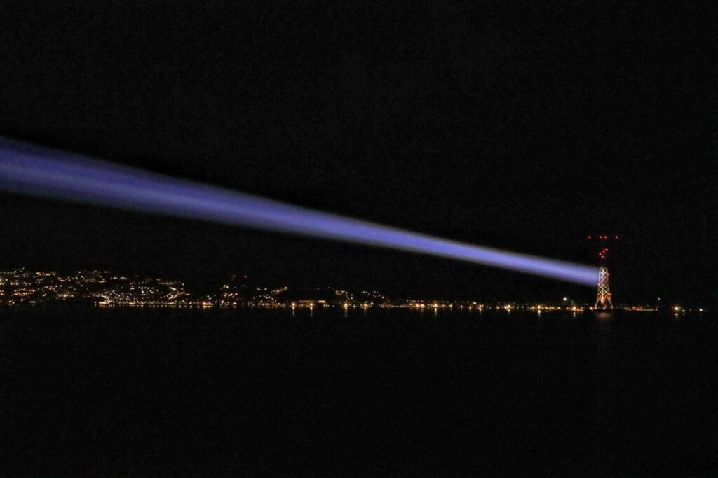 ponte sullo stretto fasci luce biennale