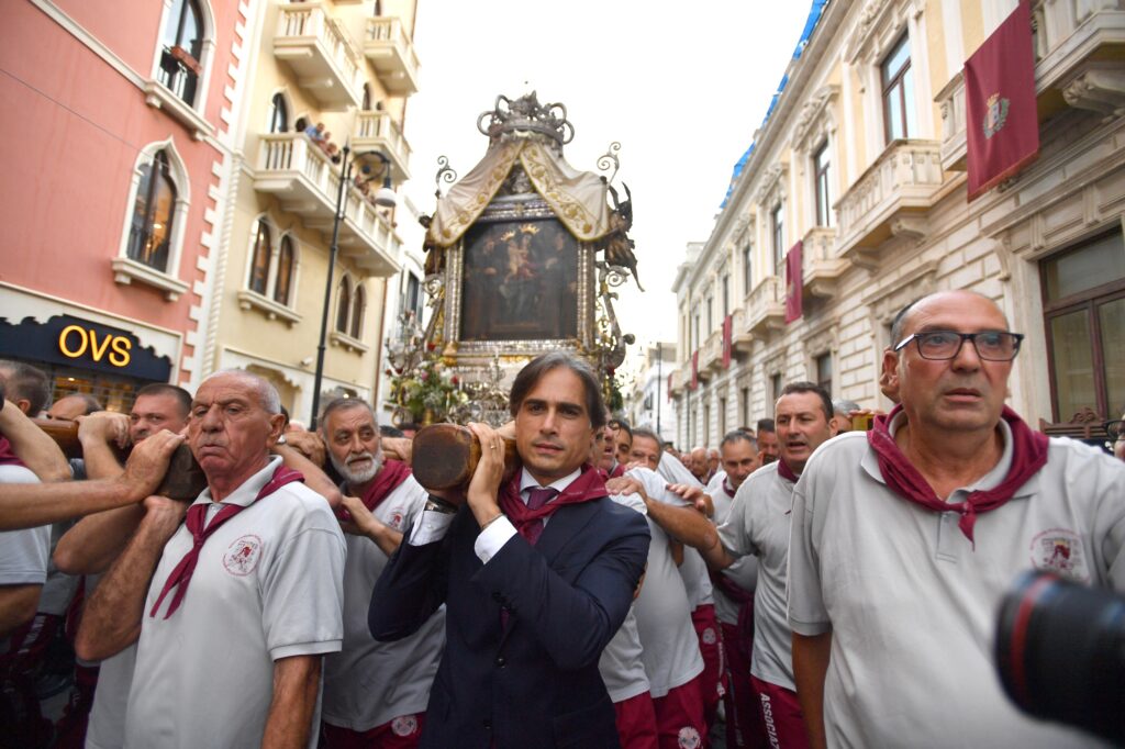 Sindaco Falcomatà tra i portatori processione